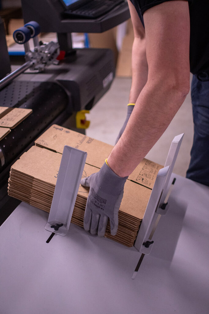 Focus sur carton imprimé en sortie de machine