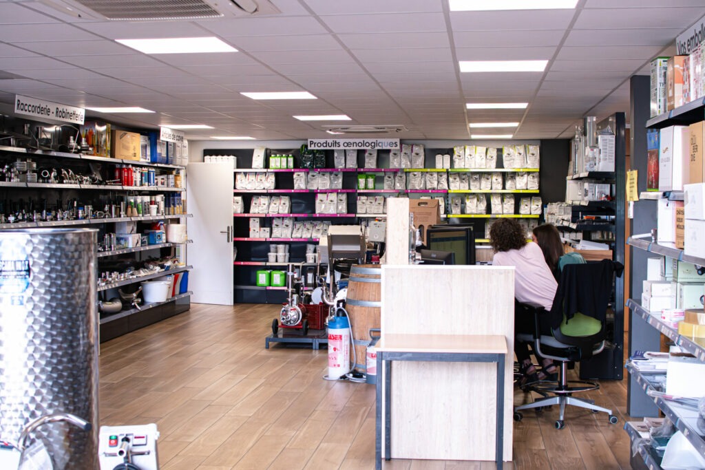 Intérieur du magasin Tout'Oeno à Narbonne. Vu sur l'accueil et les produits oenologique et technique.